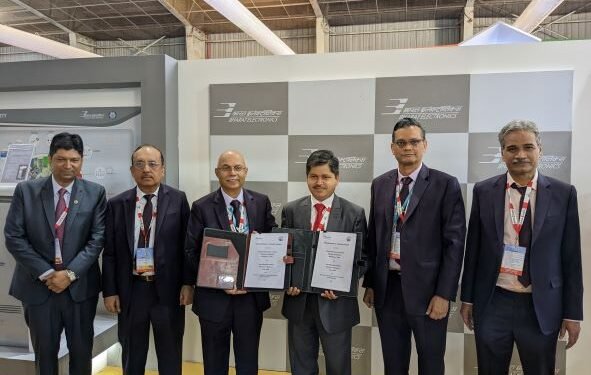 Mr Bhanu Prakash Srivastava, CMD, BEL, and Mr Brajesh Kumar Upadhyay, CMD, GSL, exchange the MoU documents signed between BEL and GSL at Aero India in the presence of Mr Vinay Kumar Katyal, Director (Bangalore Complex), Mr Manoj Jain, Director (R&D), Mr Damodar Bhattad, Director (Finance), and other senior officers of BEL and GSL.