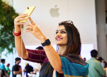 A customer tests out the camera on the yellow iPhone 14 at Apple BKC.