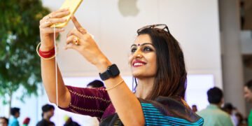 A customer tests out the camera on the yellow iPhone 14 at Apple BKC.