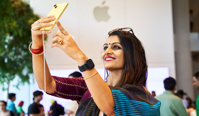 A customer tests out the camera on the yellow iPhone 14 at Apple BKC.