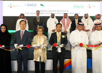 (Front row, from left to third) Vice Minister of Commerce Dr. Eiman Al Mutairi, South Korea Ambassador to Saudi Arabia Park Joon-yong, iHerb COO Mriee Chang, CJ Logistics CEO Kang Sin-ho, Minister of Commerce Dr. Majid Al Kasabi, Saudi General Authority for Civil Aviation CEO Abdulaziz Al-Duailej, CJ Logistics Global Business Unit CEO Kang Byoung-ku and others are taking a picture at the event.