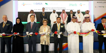 (Front row, from left to third) Vice Minister of Commerce Dr. Eiman Al Mutairi, South Korea Ambassador to Saudi Arabia Park Joon-yong, iHerb COO Mriee Chang, CJ Logistics CEO Kang Sin-ho, Minister of Commerce Dr. Majid Al Kasabi, Saudi General Authority for Civil Aviation CEO Abdulaziz Al-Duailej, CJ Logistics Global Business Unit CEO Kang Byoung-ku and others are taking a picture at the event.