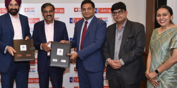 From L to R: Sachinder Bhinder (MD & CEO, Aavas Financiers Ltd.), Ghanshyam Rawat (President & CFO, Aavas Financiers Ltd.), Sameer Yogishwar (Group Head - Bancassurance, Alliances and Group Business, HDFC Life), Vikram Vaswani (Head - Key Alliances, HDFC Life) & Anita Peshkar (Head - Strategic Alliances, HDFC Life)