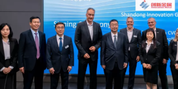 Contract signing at the METEC trade fair in Düsseldorf, Germany.