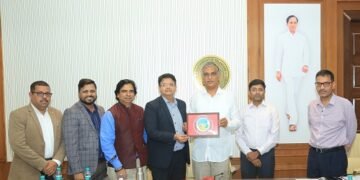 Minister of Health, Telangana, T. Harish Rao (3rd from right) with Vishwanath Swarup, COO India Business, BSV (4th from right) and team
