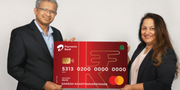 (LtoR) Airtel Payments Bank's Chief Operating Officer, Ganesh Ananthanarayanan and Chief Marketing Officer, Shilpi Kapoor, unveil the Bank’s first eco-friendly debit card
