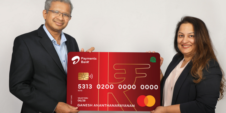 (LtoR) Airtel Payments Bank's Chief Operating Officer, Ganesh Ananthanarayanan and Chief Marketing Officer, Shilpi Kapoor, unveil the Bank’s first eco-friendly debit card