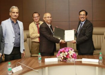 Mr Bhanu Prakash Srivastava, CMD, BEL, receiving the LoI /order worth Rs 1,075 Cr for BEL from Cmde Hemant Khatri, IN (Retd), CMD, Hindustan Shipyards Limited, for supply of CMS, Communication Systems, EW Systems and other sensors for Fleet Support Ships.