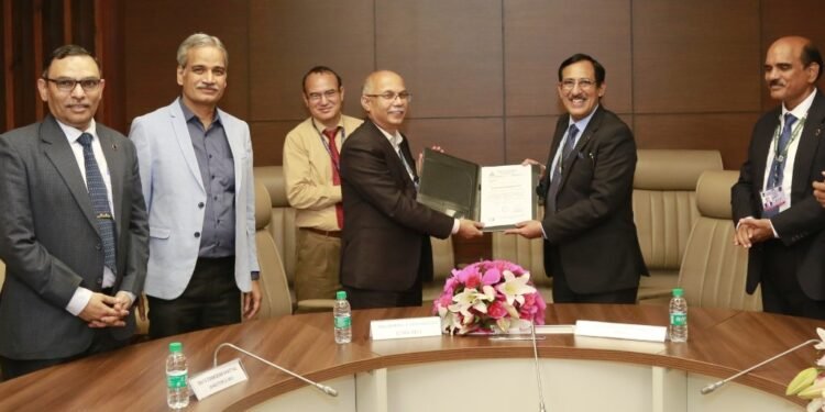 Mr Bhanu Prakash Srivastava, CMD, BEL, receiving the LoI /order worth Rs 1,075 Cr for BEL from Cmde Hemant Khatri, IN (Retd), CMD, Hindustan Shipyards Limited, for supply of CMS, Communication Systems, EW Systems and other sensors for Fleet Support Ships.
