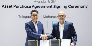 (from left) Unsoo Kim, MD & CEO, Hyundai Motor India Ltd. (HMIL) / Asifhusen Khatri, VP - Manufacturing, General Motors India (GMI) and General Motors International Operations