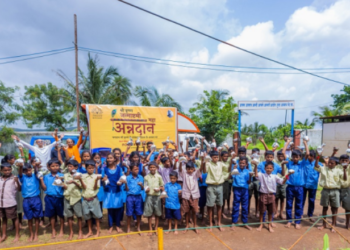 Ishan Gaur Das from ISKCON Bhiwandi distributes hot cooked meals to students of Zila Parishad School close to Bhiwandi on the occasion of Krishna Janmashtami