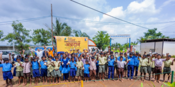 Ishan Gaur Das from ISKCON Bhiwandi distributes hot cooked meals to students of Zila Parishad School close to Bhiwandi on the occasion of Krishna Janmashtami