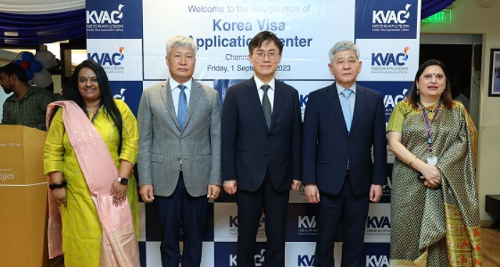 Mr. Chang-nyun KIM, the Consul General of the Republic of Korea and Mr. Wonjae Uhm, Deputy Consul General at the launch of the Korean Visa Application Centre