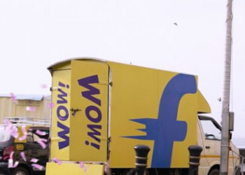 Flipkart's truck accidentally unleashes a money shower in Mumbai's streets