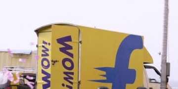 Flipkart's truck accidentally unleashes a money shower in Mumbai's streets