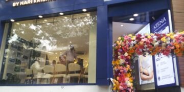 The grand opening of KISNA's exclusive 14h showroom in Jayanagar Bangalore, was graced by the distinguished presence of Mr. Ghanshyam Dholakia, Founder & Managing Director, and Mr. Parag Shah, Director of Kisna