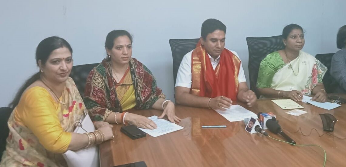 Mr,Abhiram Parvathaneni,President, LAC,T.T.Devasthanams,Bengaluru addressing the press conference. along with other executive officers. said Sri Venkateswara Swamy Temple, TTD lnformation Centre, 16th Cross,
Vyalikaval, Bangalore, the Temple Authorities are arranging convenient darshan
facilities to all the devotees from 2.00 A.M to 11.00 P.M continuously on the eve of
Vaikunta Ekadasi on 23.12.2023 & New Year Day 01.01.2024.