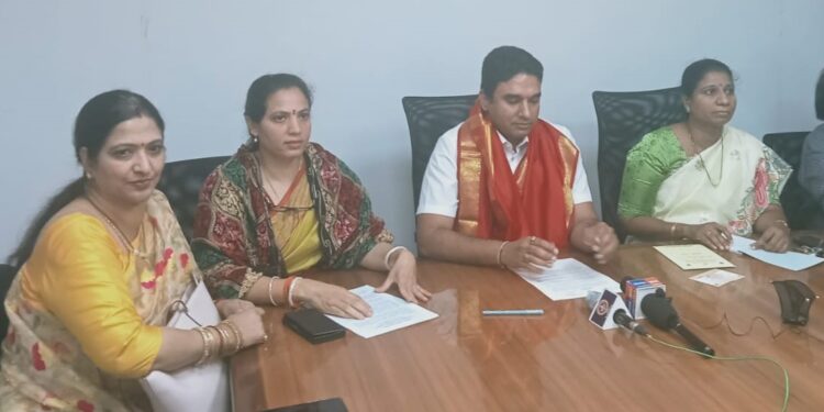 Mr,Abhiram Parvathaneni,President, LAC,T.T.Devasthanams,Bengaluru addressing the press conference. along with other executive officers. said Sri Venkateswara Swamy Temple, TTD lnformation Centre, 16th Cross,
Vyalikaval, Bangalore, the Temple Authorities are arranging convenient darshan
facilities to all the devotees from 2.00 A.M to 11.00 P.M continuously on the eve of
Vaikunta Ekadasi on 23.12.2023 & New Year Day 01.01.2024.