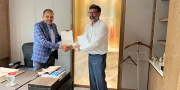 Left to Right: Shri. Sitaram Agarwal, Chairman & Founder, Super Smelters Limited and Shri. Kaushik Sanyal, National Head (Renewables), TATA Power Company Limited.